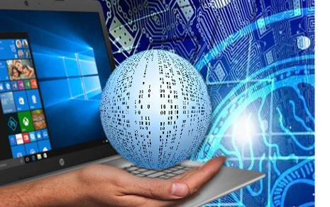 ordinateur une main et le monde web